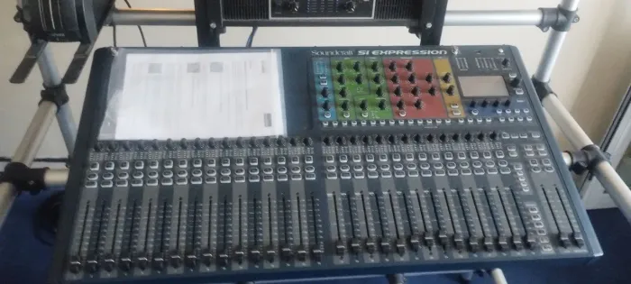 Mesa de som soundcraft expression 3 digital sem detalhes