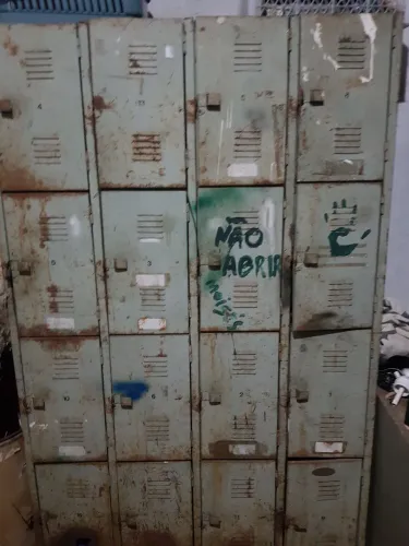 Armário de ferro para reformar com detalhes de ferrugem preciso desocupar o espaço 16 p