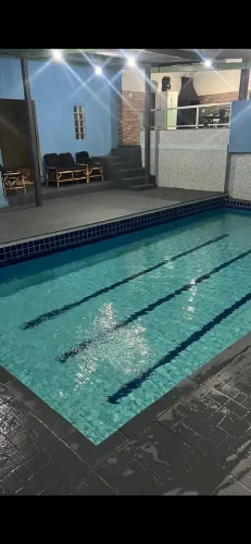 Espaço com piscina coberta e aquecida.