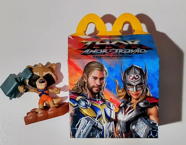 Caixa McLanche Feliz Thor: Amor e Trovão + Boneco Rocket Raccoon (2022) Mac Donald's.