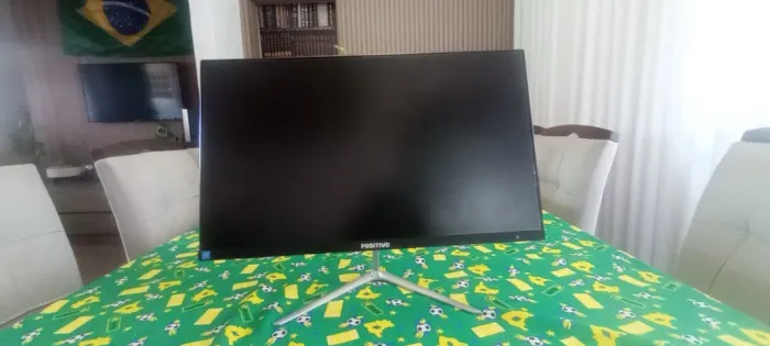 Computador All in One Positivo com detalhes