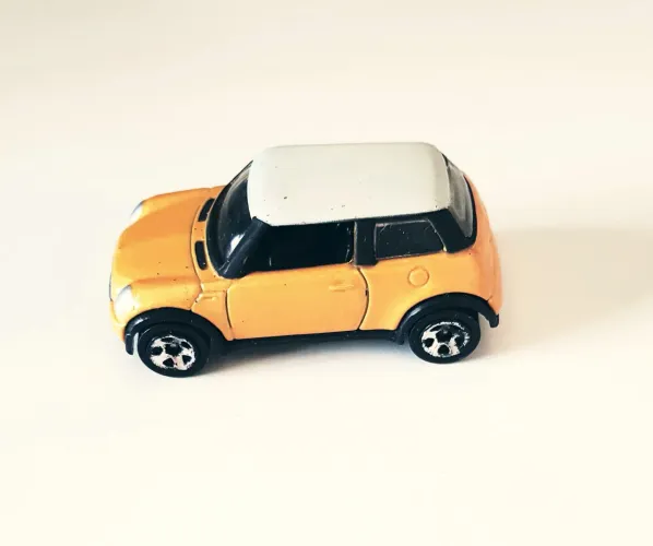  Hot Wheels, especificamente o modelo Mini Cooper. 2001