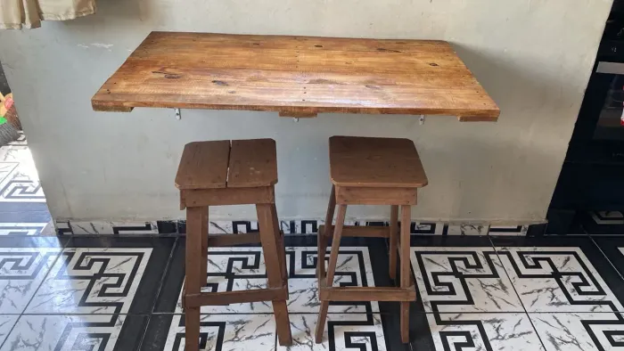 Mesa fixa com 2 bancos