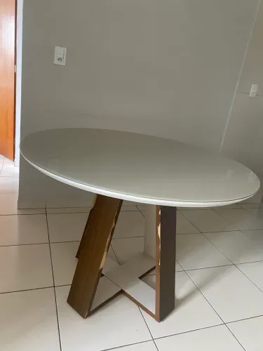 Mesa com tampo de vidro