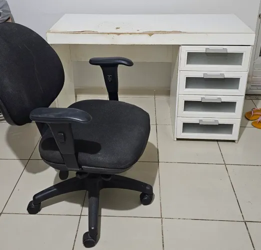 Escrivaninha e cadeira