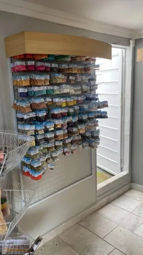 Aramado de parede com gôndola superior em madeira já vem com iluminação