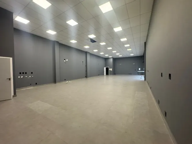 Sala Comercial Térrea 196M² Pé Direito Duplo Aluguel Anual Balneário Camboriú