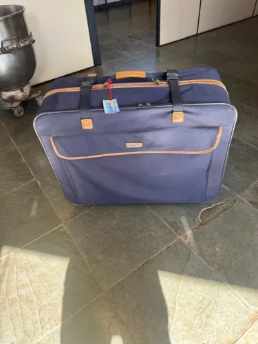 Mala Azul Marinho em lona resistente marca VERDI , com bolsão externo frontal, com 4 rodin