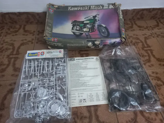 Antiga miniatura moto KAWASAKI MARCH III 500 ESTRELA