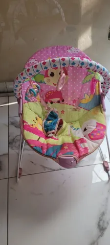Cadeira de balanço com massageador para criança