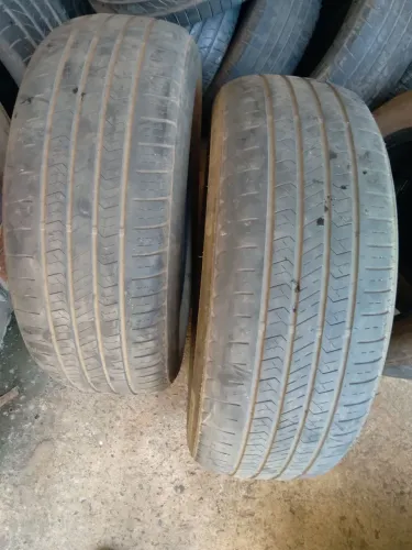 Vendo 2 pneus usado medida 235/60 R18 oportunidade valor 230.00 cada um.