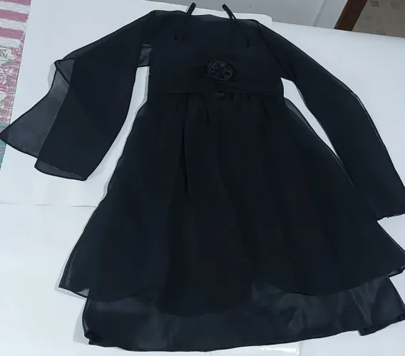 Vestido social feminino voal ,seda, alças e echarpe pretos , detalhe flor no busto