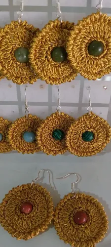 Brincos de crochê com pedras semi precisa 
