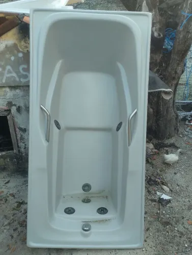 banheira de hidromassagem, semelhante a modelos da marca Pretty Jet ou Astra