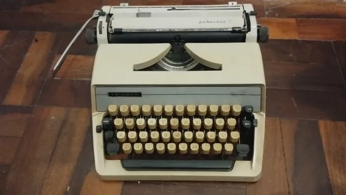 Máquina de Escrever Triumph Gabriele 25 - Usada (LEIA A DESCRIÇÃO)