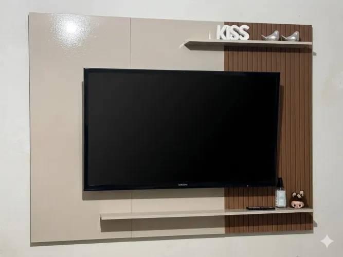 Painel de TV bege ripado