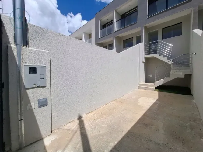 Casa Geminada á venda no bairro Santa Branca, Belo Horizonte - MG.