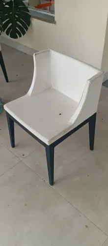 CADEIRAS COM TECIDO TIPO COURO E BASE DE MADEIRA