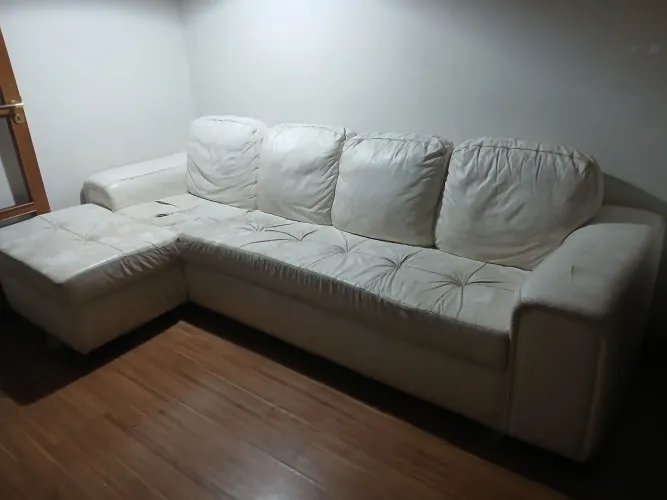 Sofa 4 lugares com chaise couro branco. 