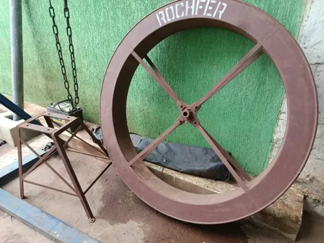 A Roda d'água Rochfer 1,37 x 0,17 com suporte desmontável para bombas