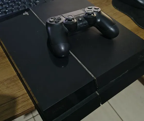 PS4 Fat, Black Piano, com 16 jogos.