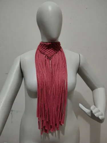 Colar de macramê rosa salmão