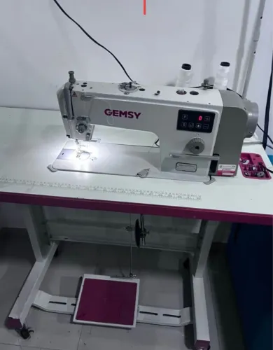 Máquina de costura reta direct drive.