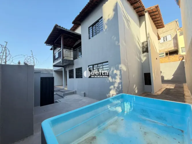 Casa residencial com 5 quartos sendo 3 suítes disponível para locação no bairro Tubalina e