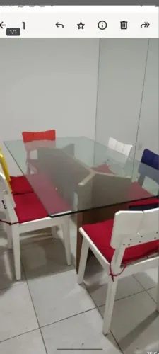 Mesa vidro e madeira 6 lugares cadeiras coloridas 