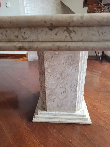 Mesa de mármore bege bahia