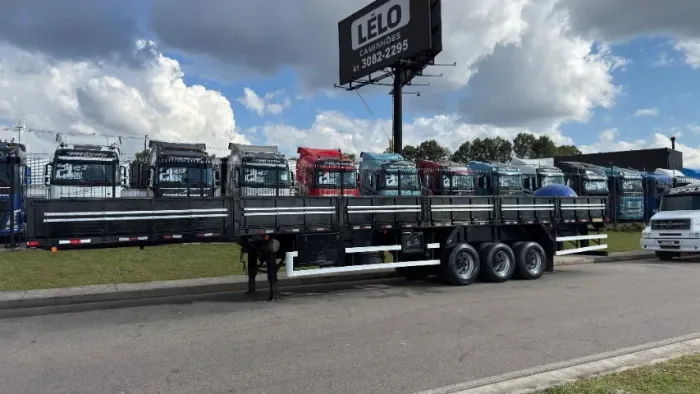 Carreta Carga Seca Guerra Ano 2013 Pronta Entrega 15.00 mts 62 cm Tampa com pneus