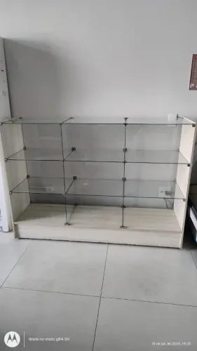 Prateleiras de vidro em MDF