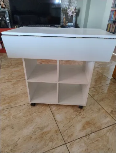 Mesa retrátil com 4 nichos em MDF
