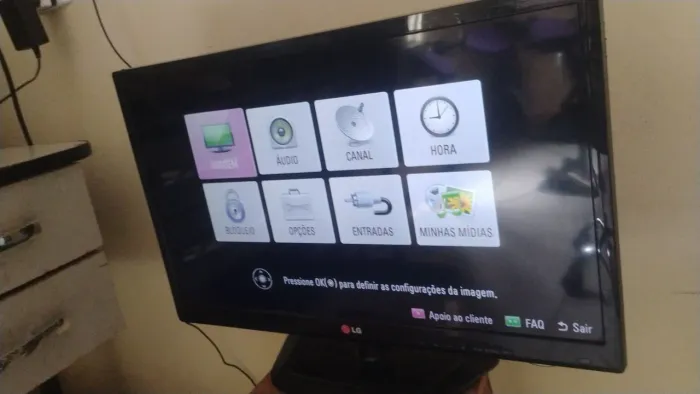 TV Monitor LG 24" LED HDMI - Ideal para PC e Videogame