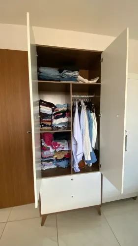 Vendo Guarda-roupas 2 portas e 2 gavetas