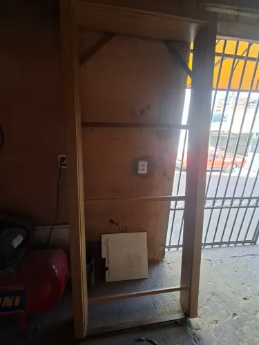 Portal de madeira com alisar pronto para instalação.