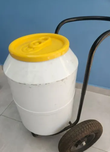 Cooler formato lata profissional com carrinho 