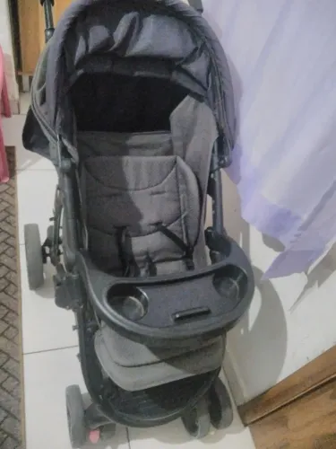Vende se esse carrinho de bebê semi usado em boas condições por 150 reais