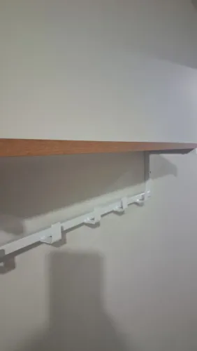 Cabideiro de Parede Industrial com Prateleira