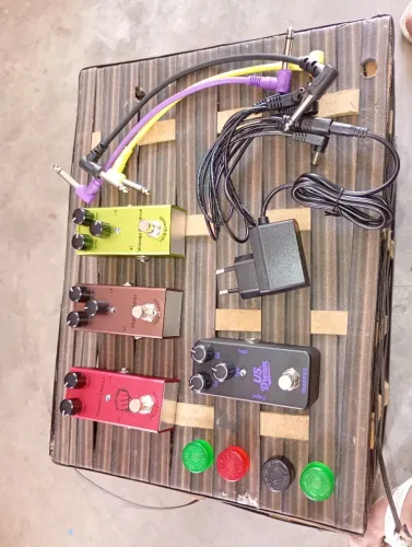 Kit com 4 pedais ser bem bacana iniciante.