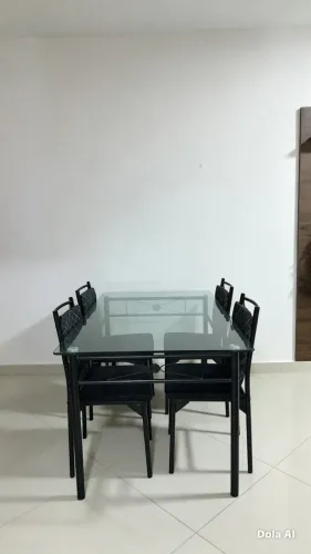 Sofa e mesa com 4 cadeiras 