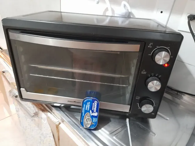 Forno 43 litros Britânia funcionando. 