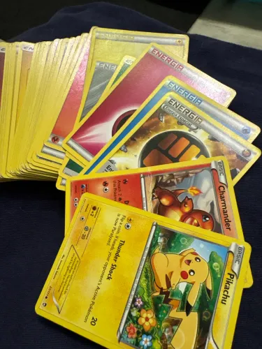 Deck Pokémon Completo 140 Cartas - Treinadores, Energias + Pikachu e Charmander 
