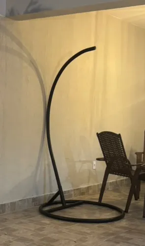 Suporte de chão para cadeira suspensa