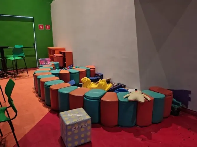Banquetas Puff com piscina de Bolinha para Buffet Infantil