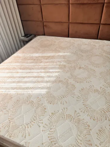 Cama queen size em ótimo estado de conservação