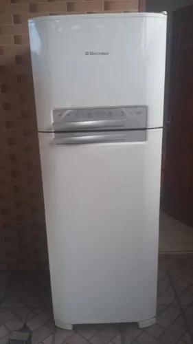 Vendo geladeira Electrolux frost free voltagem 110 sem detalhes entrega por minha conta