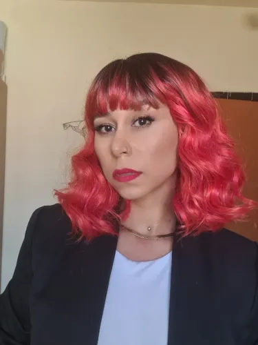 Peruca curta ondulado vermelho intenso com franja
