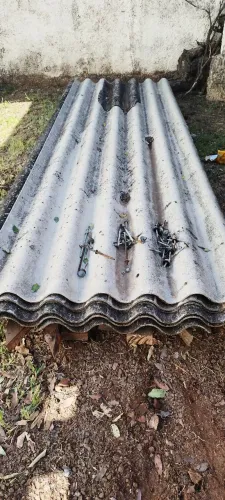 6 Telhas Eternit 366, 7 vigas de peroba com 3,5 m, 3 potes de eucalipto tratado. Parafusos