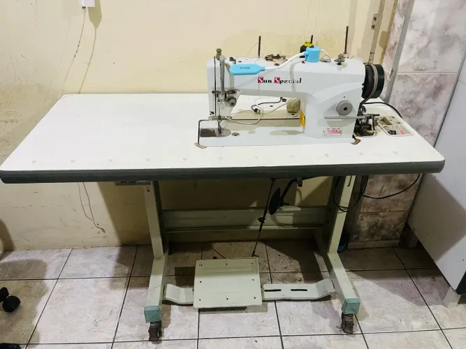 Máquina reta industrial funcionando perfeitamente está toda boa 